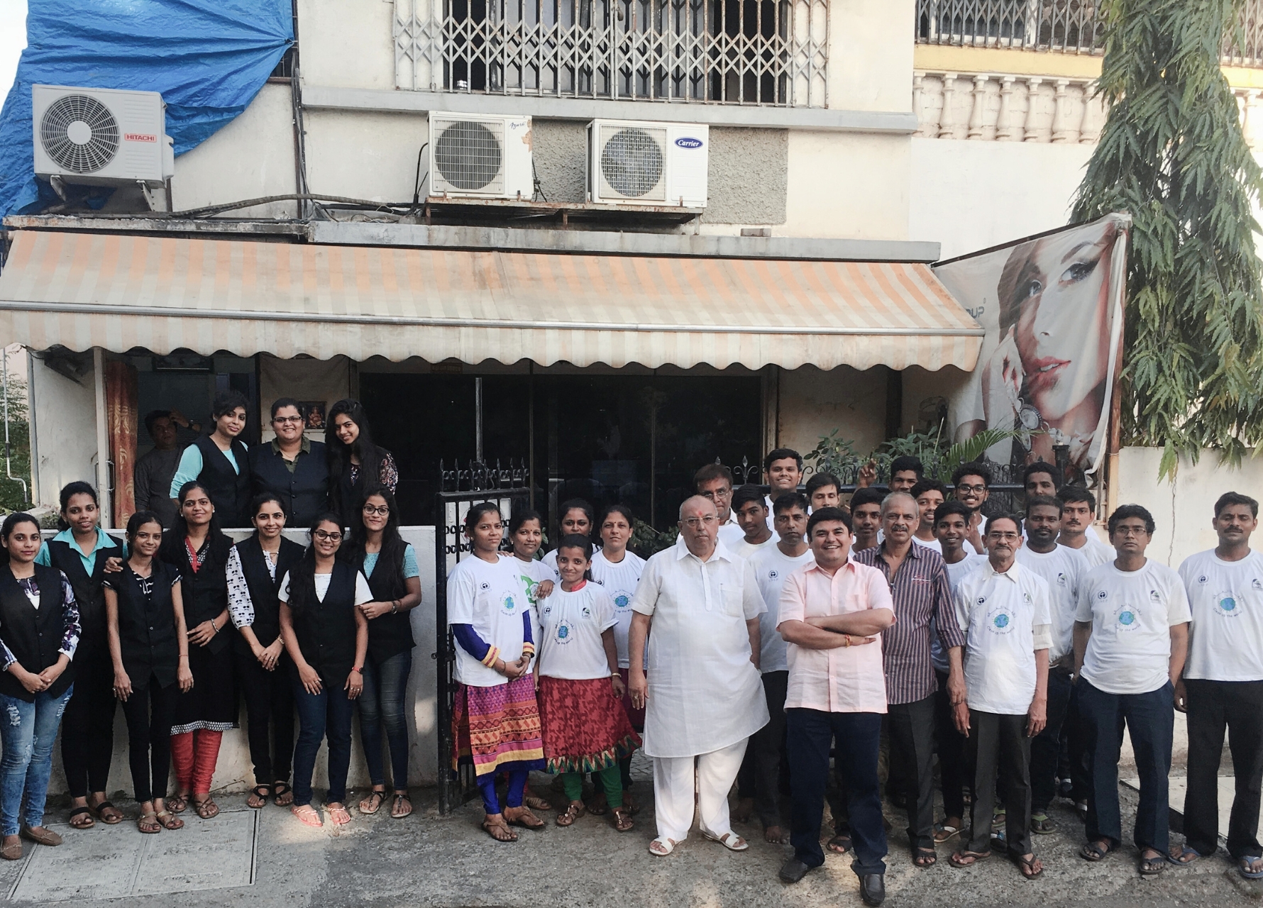 Dinesh-Choksi-With-Kandivali-Factory-Team